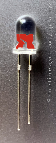 Anode et cathode d'une DEL blanche